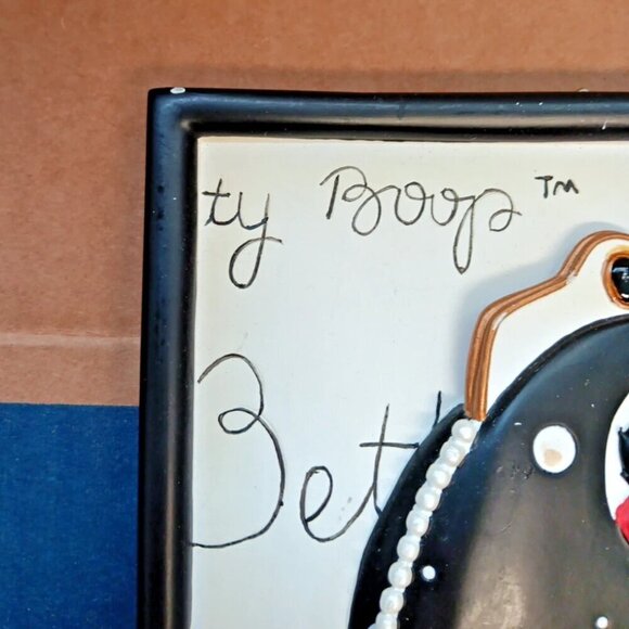 Betty Boop Wall Plaque 3D Purse Frame Necklace 2005 King Features Cartoon Classi - Picture 3 of 7
